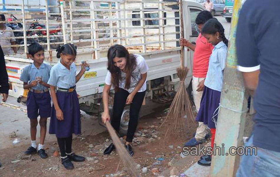 samantha takes up broom participates in swachcha bharat - Sakshi9