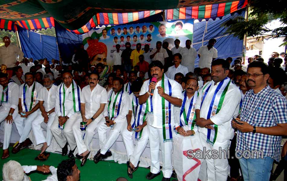 YSRCP men blocked all over AP from joining Maha Dharna - Sakshi11