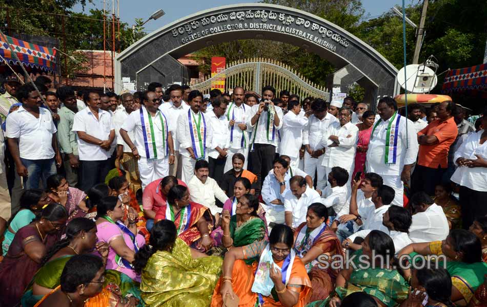 YSRCP men blocked all over AP from joining Maha Dharna - Sakshi12