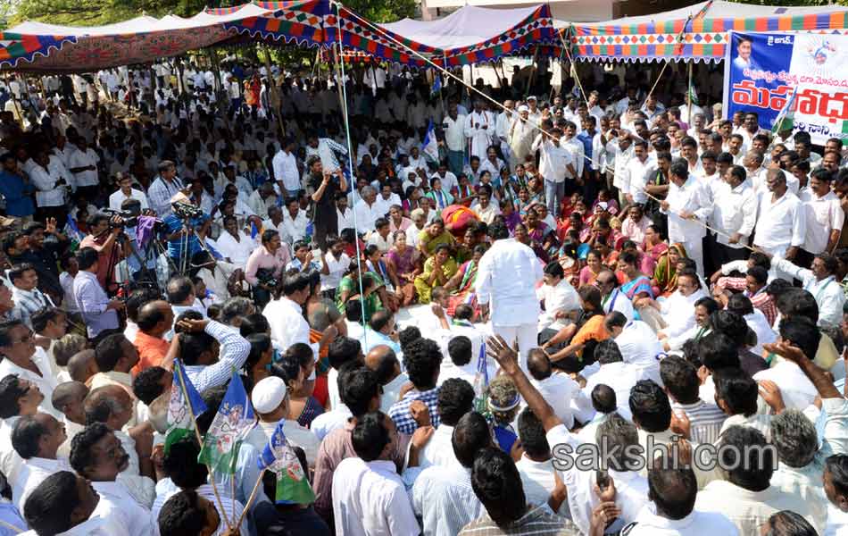 YSRCP men blocked all over AP from joining Maha Dharna - Sakshi13