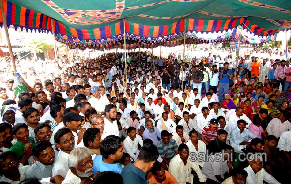 YSRCP men blocked all over AP from joining Maha Dharna - Sakshi14