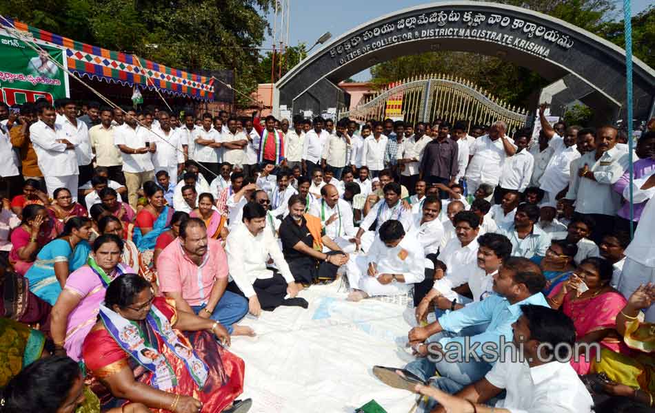 YSRCP men blocked all over AP from joining Maha Dharna - Sakshi15