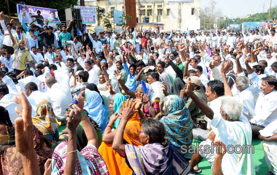 YSRCP men blocked all over AP from joining Maha Dharna - Sakshi25