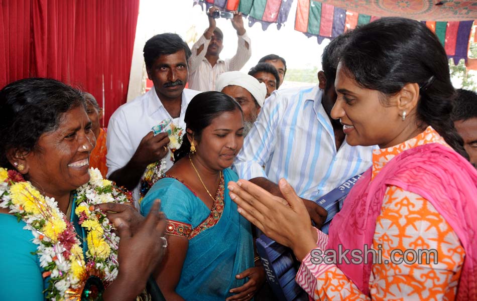 ys sharmila fourth day paramarsha yatra7