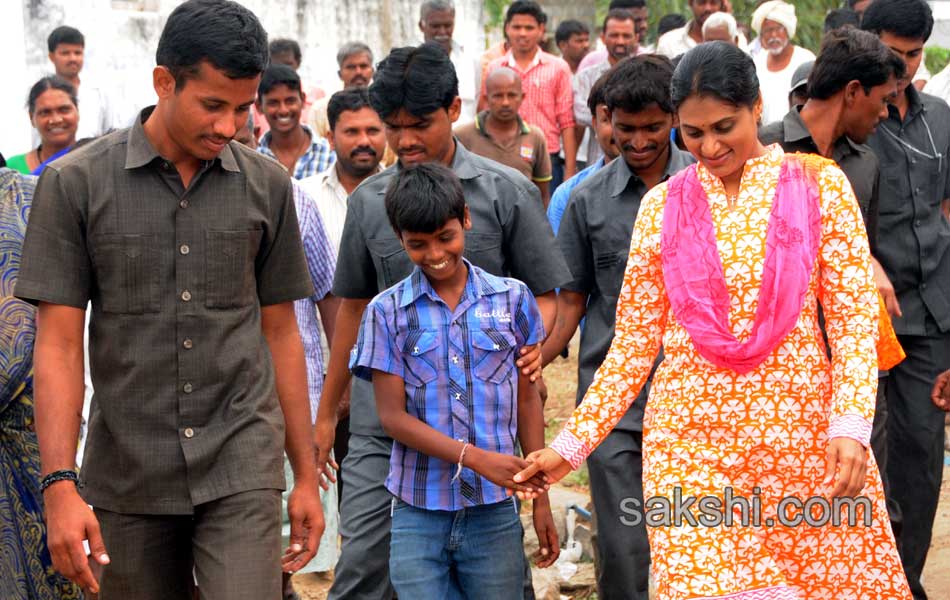 ys sharmila fourth day paramarsha yatra11