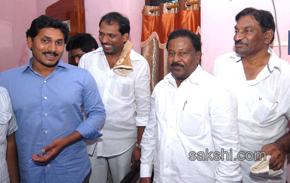 ys jagan mohan reddy unveiled gottipati narasaiah statue at yaddanapudi - Sakshi11