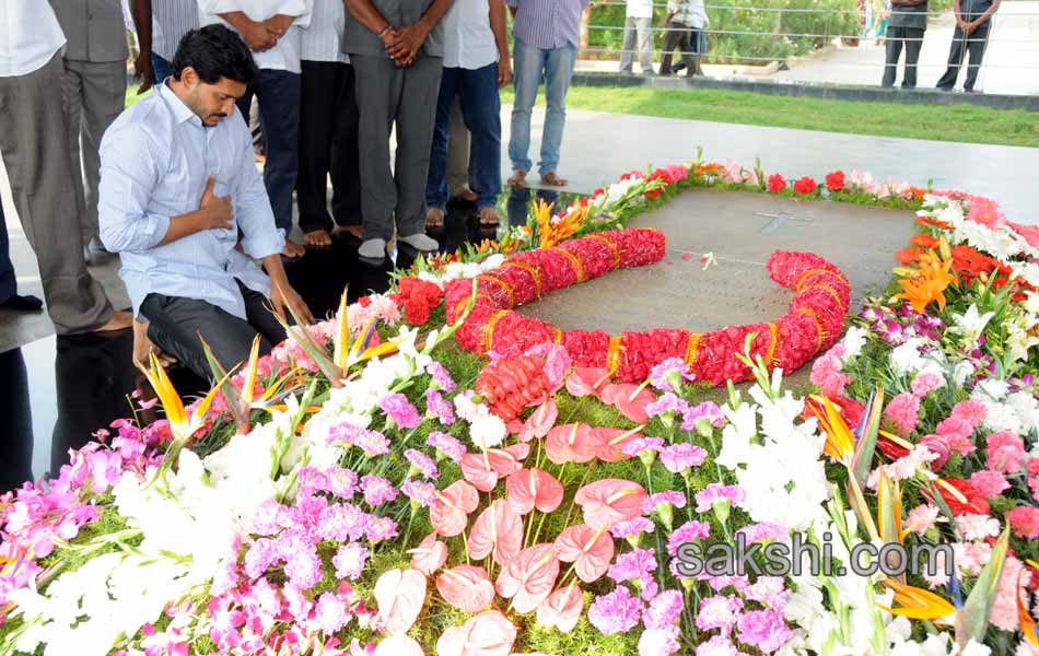 YS Jagan and family pays tribute to YSR at Idupulapaya - Sakshi4