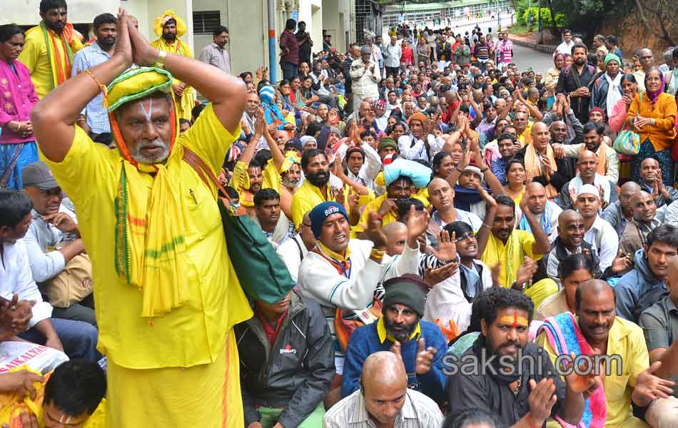 Devotees injured in Tirumala5