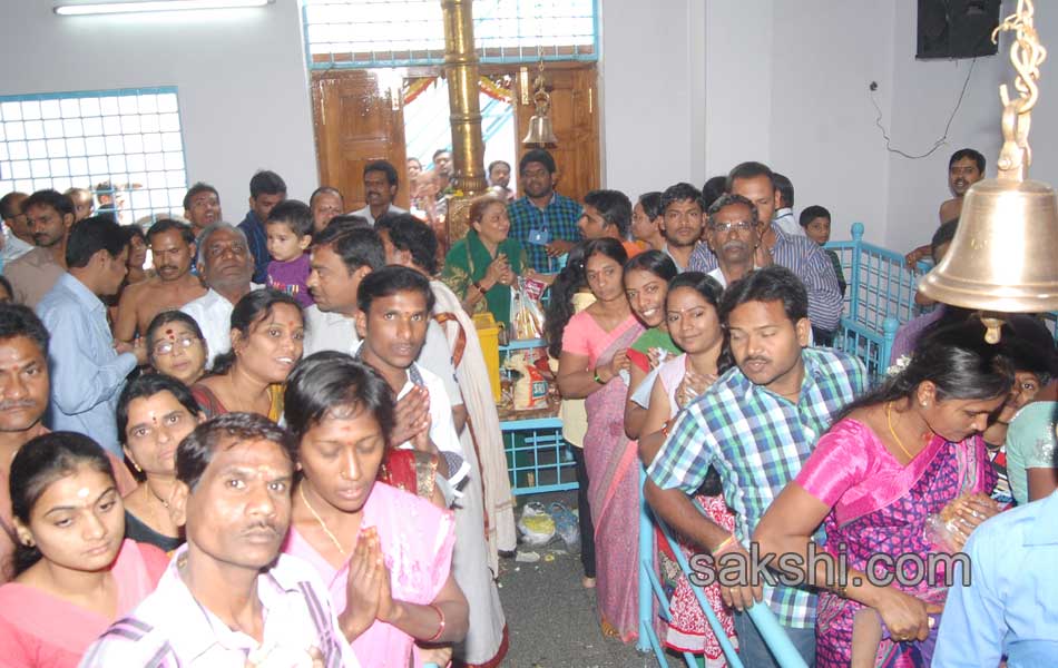 Heavy rush of pilgrims in temples on Vaikunta Ekadasi - Sakshi15