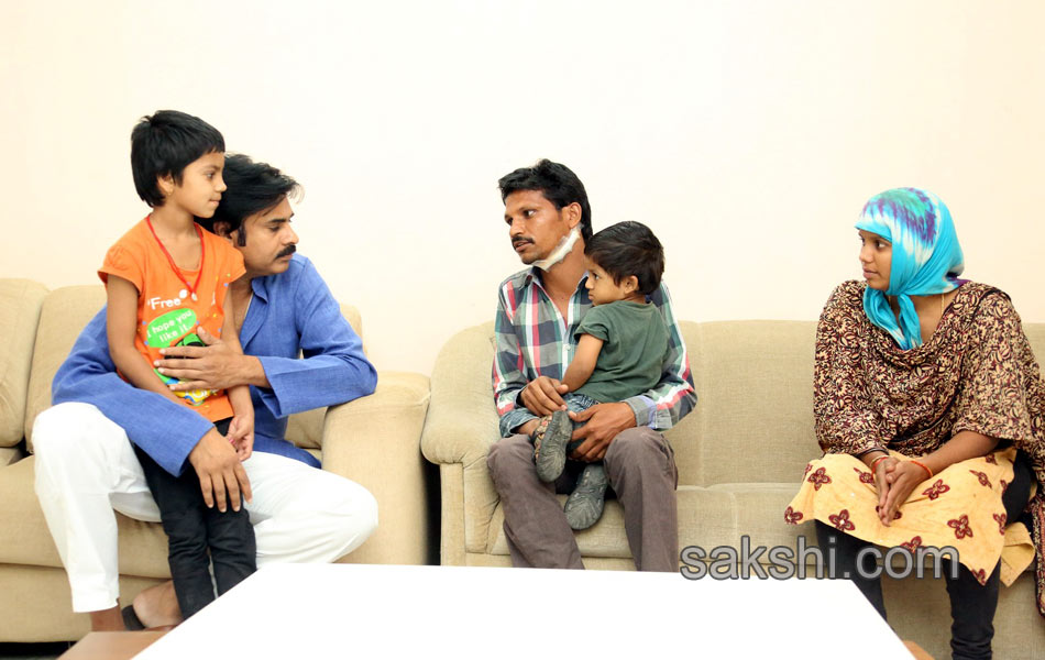 Pawan Kalyan meets his injured fan Srinivas - Sakshi6