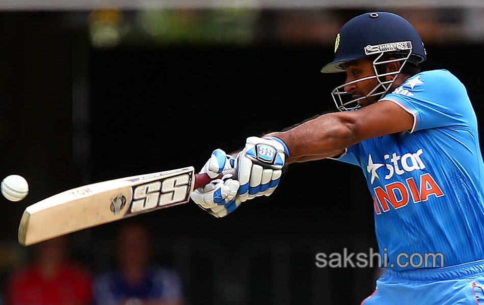 India and England in Australia Tri Series5