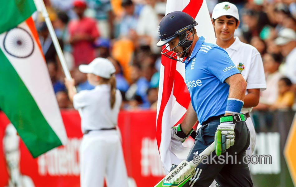 India and England in Australia Tri Series14