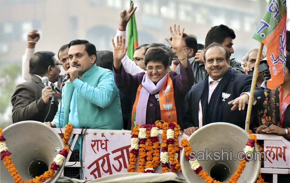 kiran bedi and kejriwal canvas in delhi2