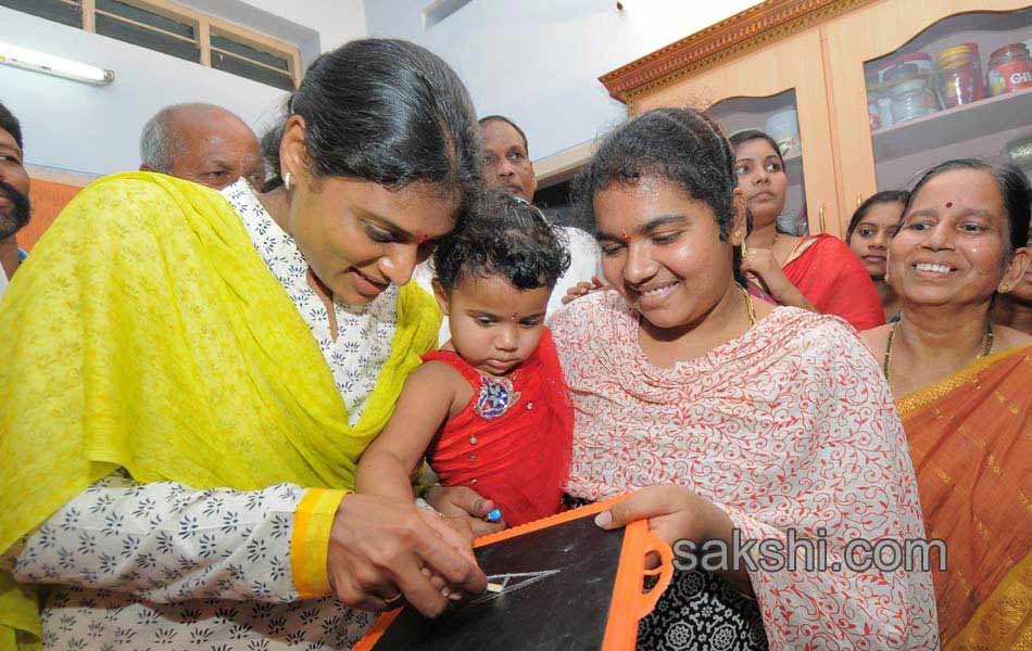 ys sharmila paramarsha yatra Fifth day3