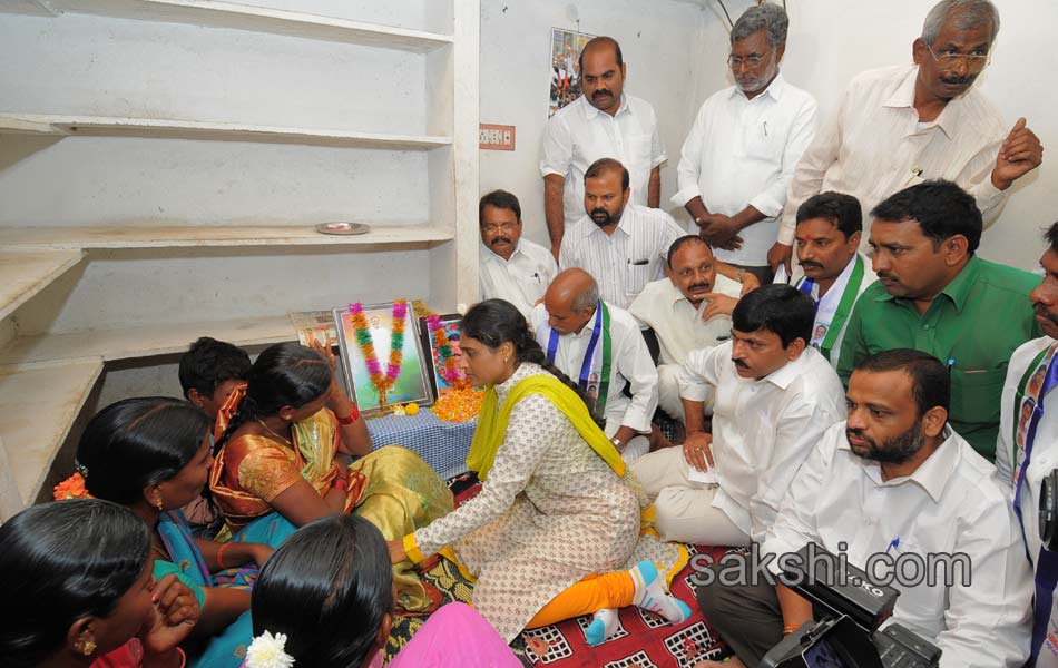 ys sharmila paramarsha yatra Fifth day11