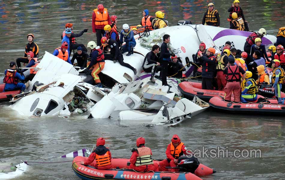 Taiwan TransAsia plane crashes into river6