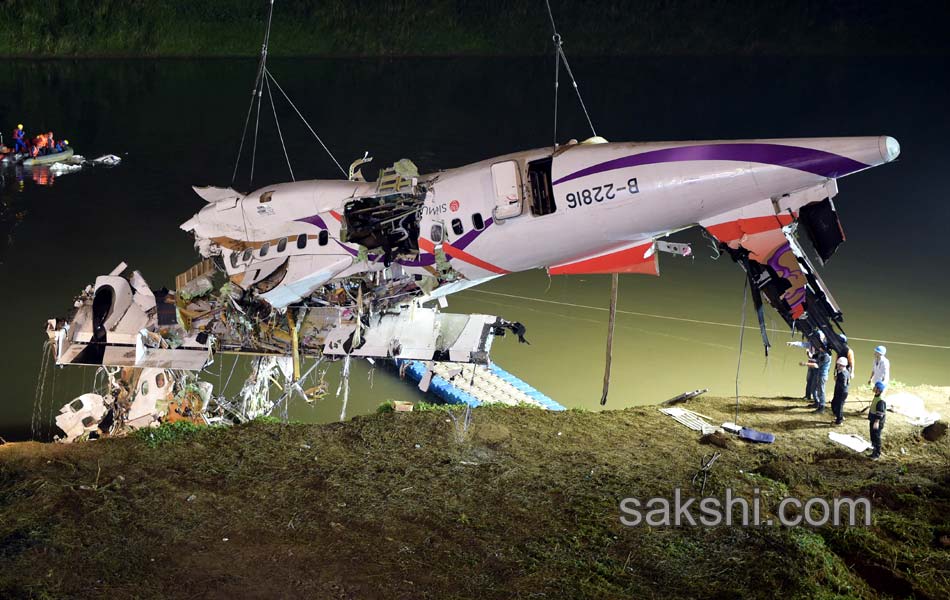 Taiwan TransAsia plane crashes into river8