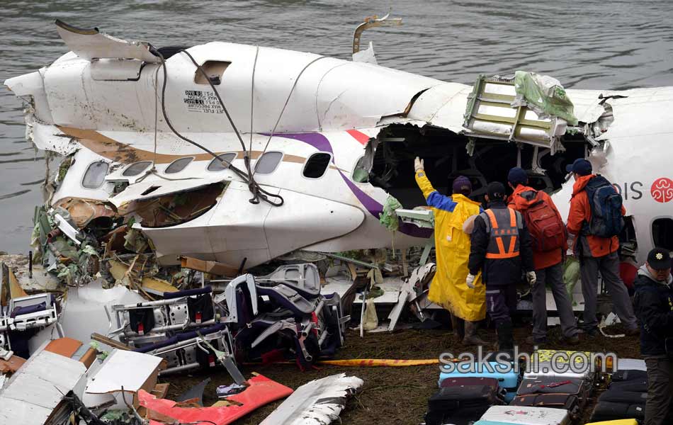 Taiwan TransAsia plane crashes into river18