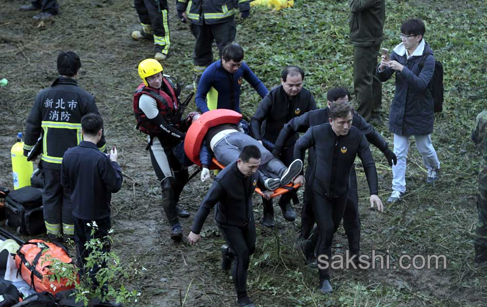 Taiwan TransAsia plane crashes into river19