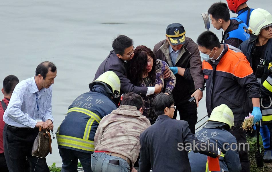 Taiwan TransAsia plane crashes into river20