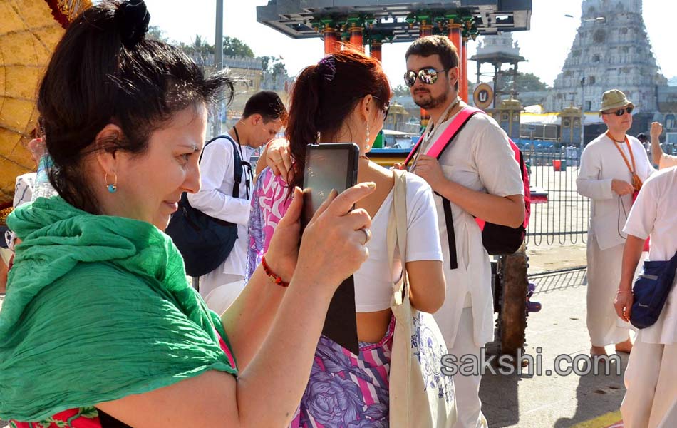 russians visit tirumala wearing sarees and dhotis4