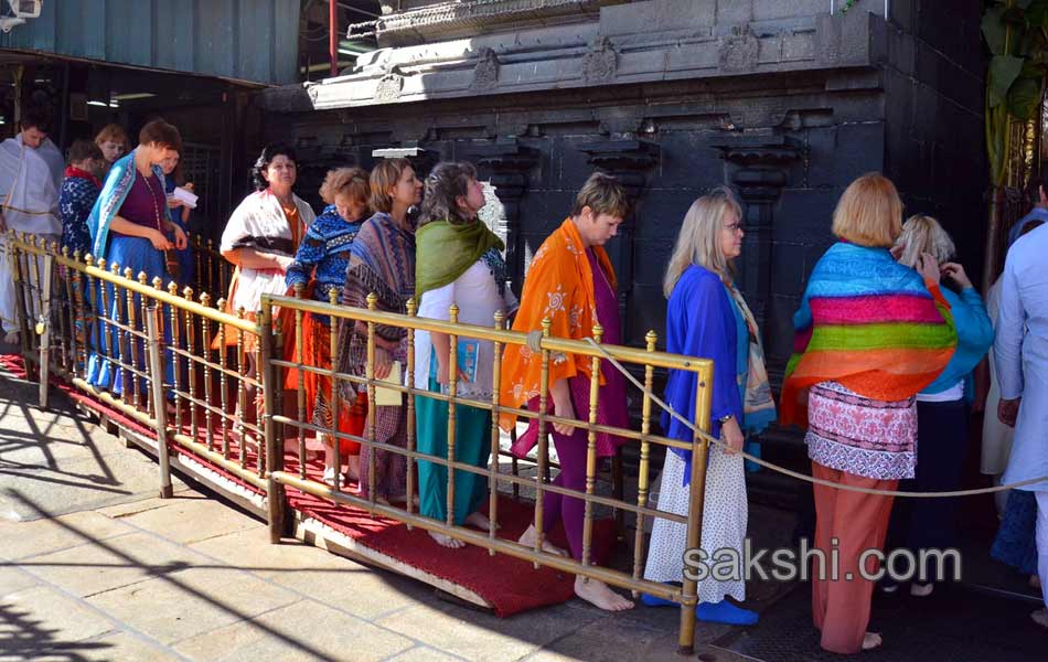 russians visit tirumala wearing sarees and dhotis5