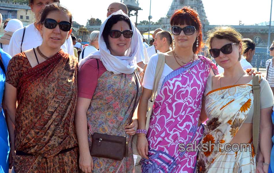 russians visit tirumala wearing sarees and dhotis6