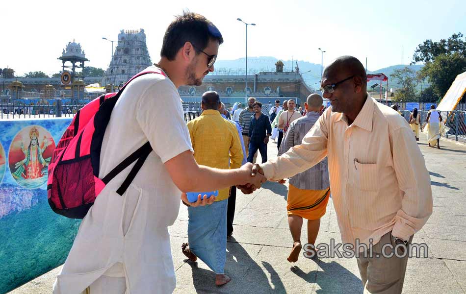 russians visit tirumala wearing sarees and dhotis10