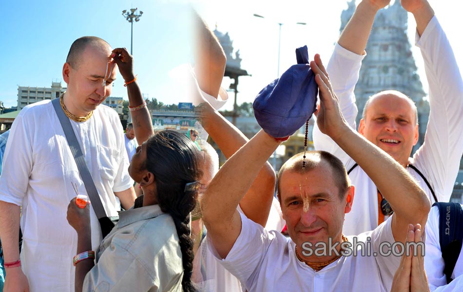 russians visit tirumala wearing sarees and dhotis14