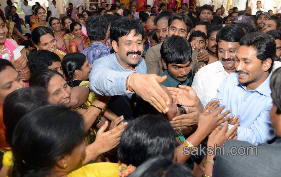 ys jagan mohan reddy blesses new couple - Sakshi3