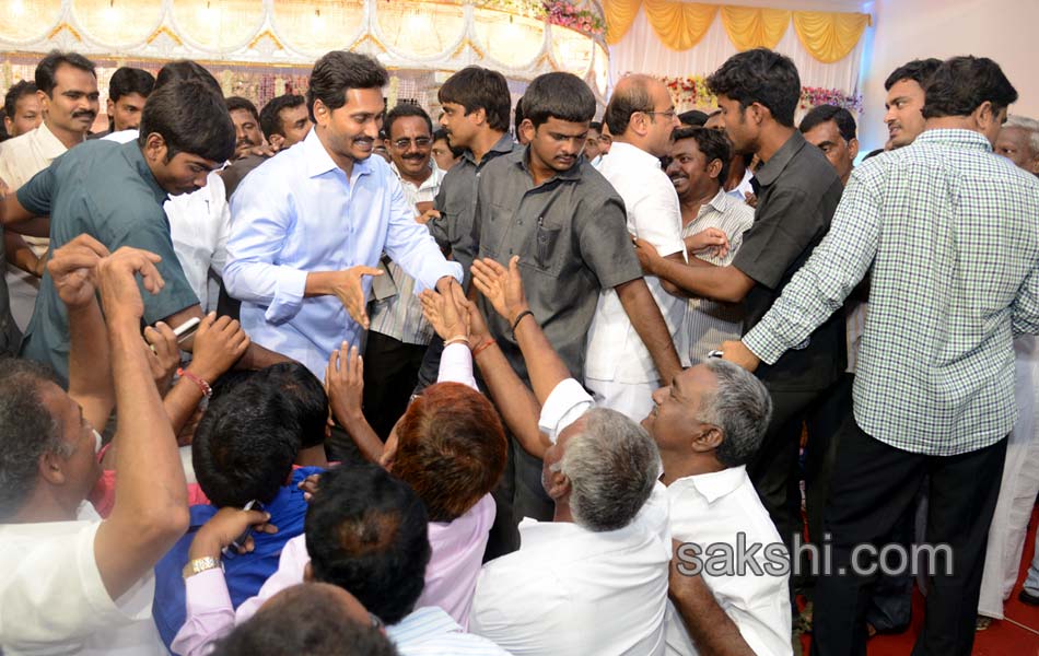 ys jagan mohan reddy blesses new couple - Sakshi5