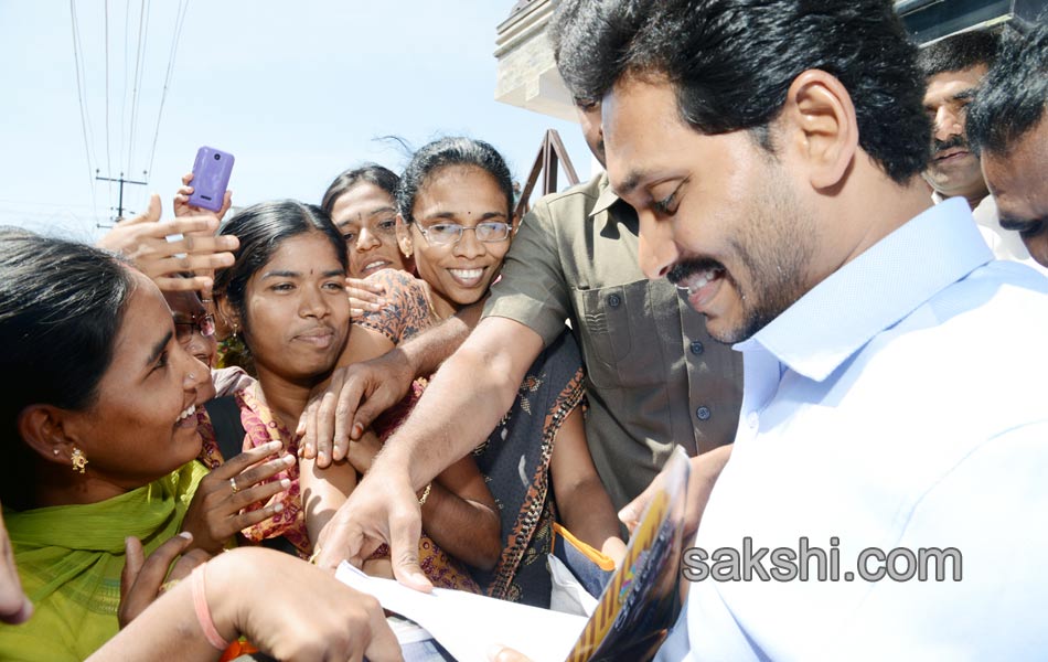 ys jagan mohan reddy blesses new couple - Sakshi9