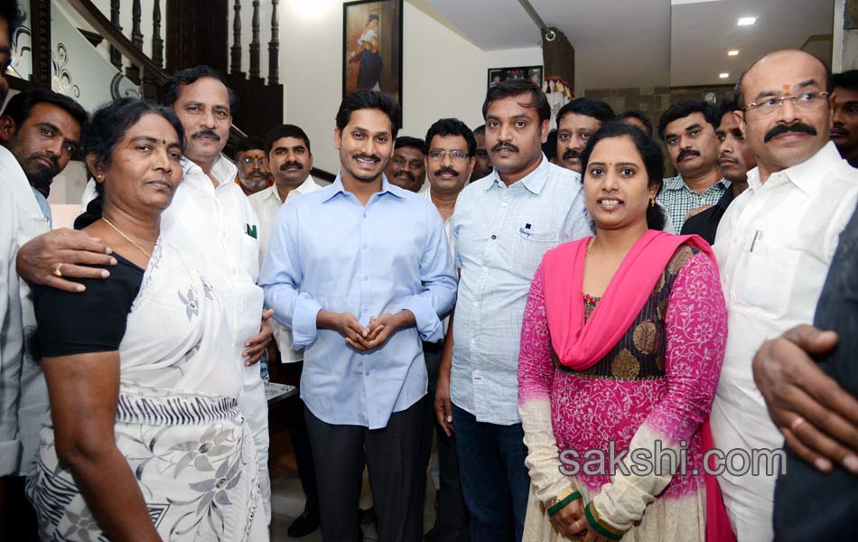 ys jagan mohan reddy blesses new couple - Sakshi10