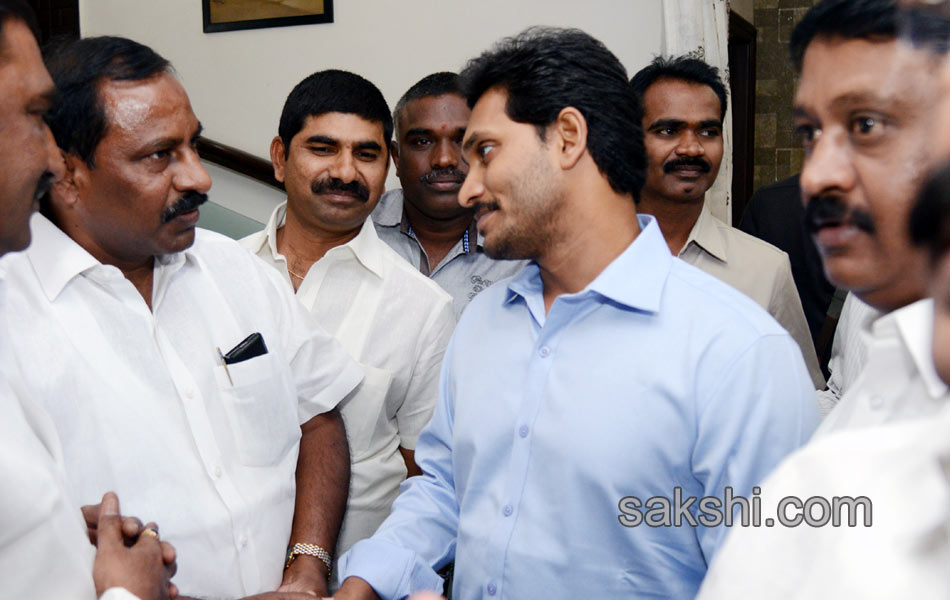 ys jagan mohan reddy blesses new couple - Sakshi11