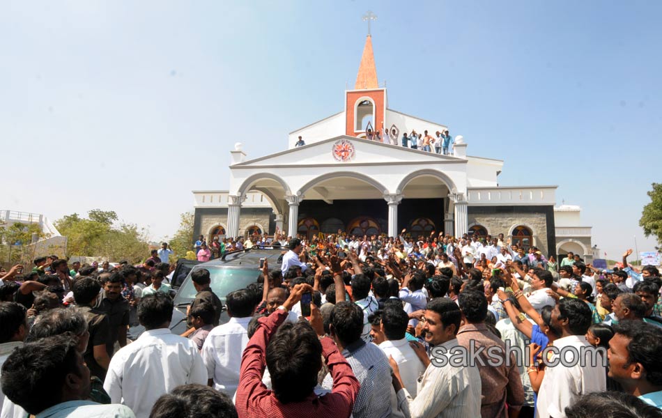 YS Jagan family offer prayers at church in Pulivendula - Sakshi2