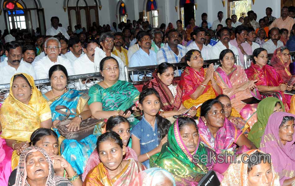 YS Jagan family offer prayers at church in Pulivendula - Sakshi11