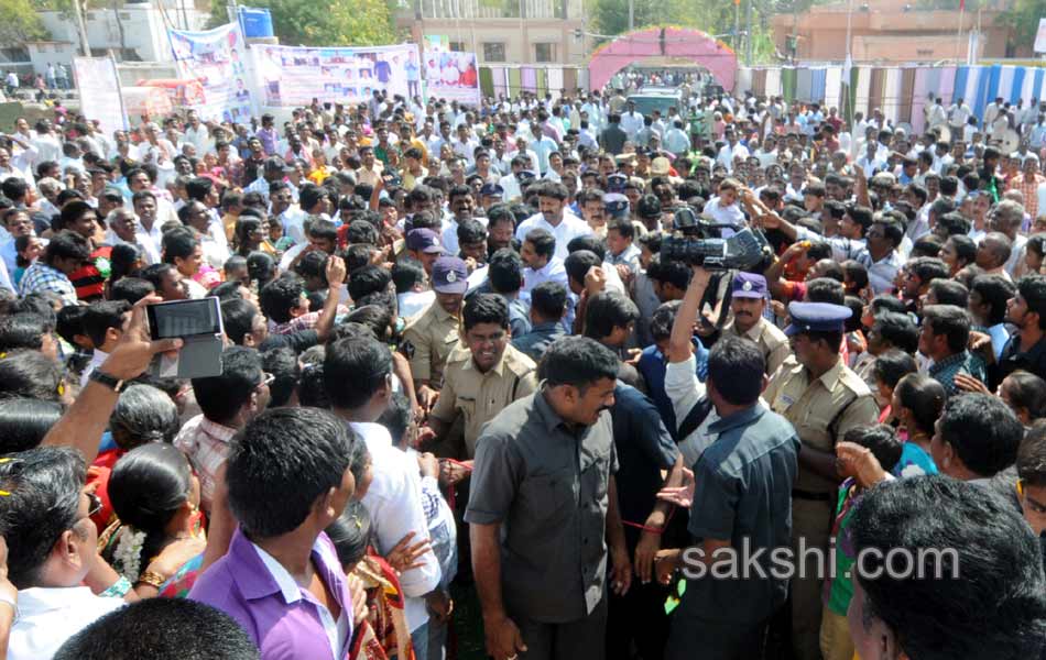 YS Jagan family offer prayers at church in Pulivendula - Sakshi12