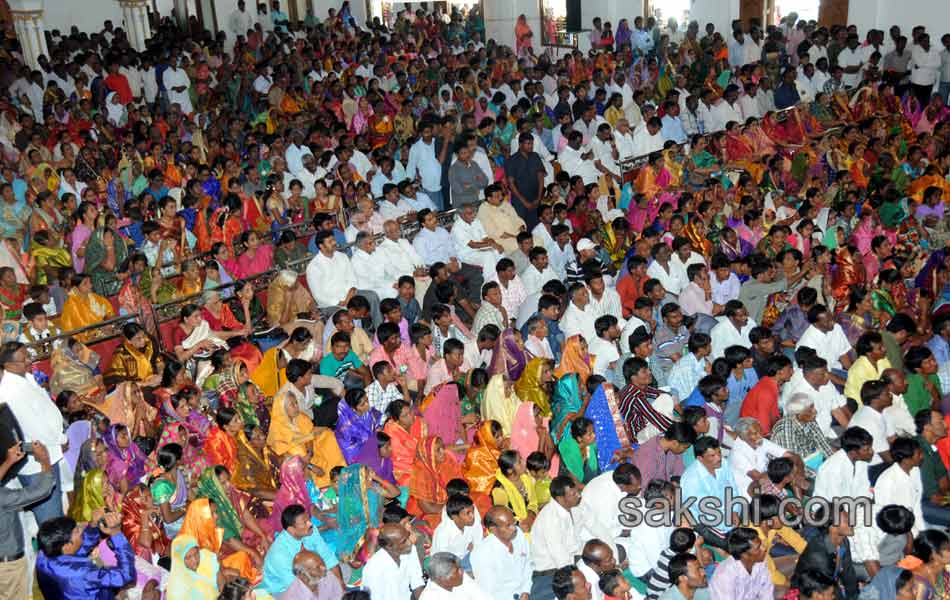 YS Jagan family offer prayers at church in Pulivendula - Sakshi14