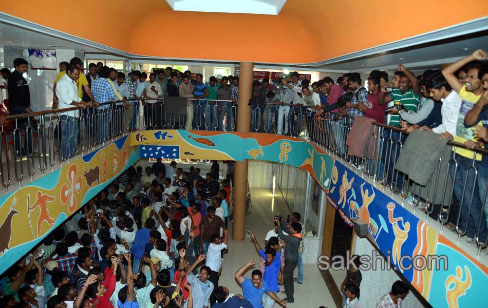 temper movie teen visit mallikarjuna theatre in kukatpally13