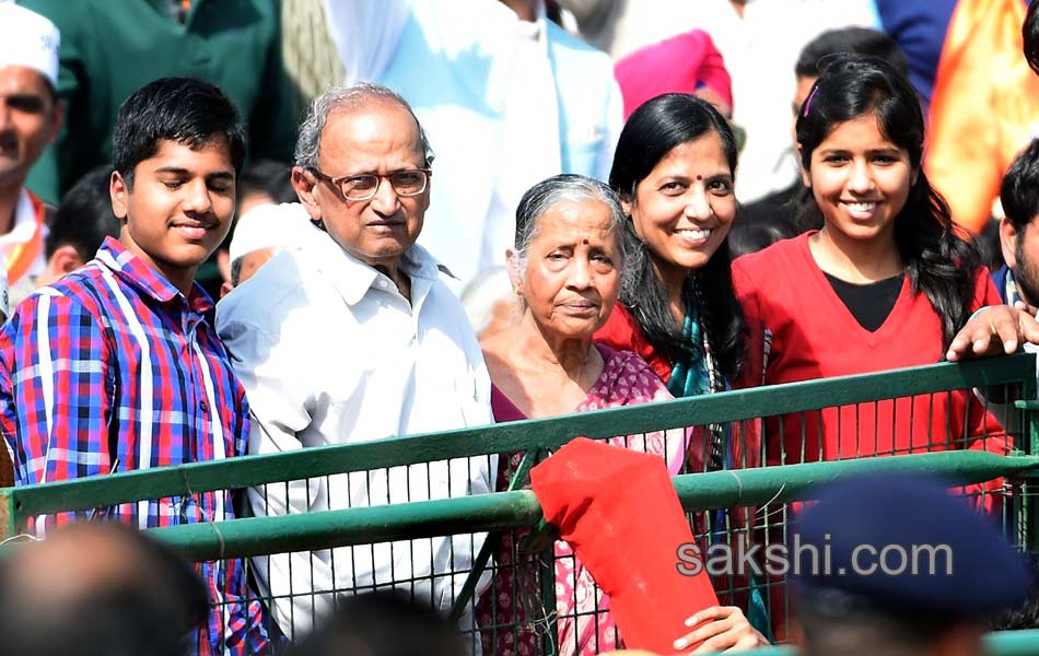 kejriwal takes oath as delhi cheif minister13