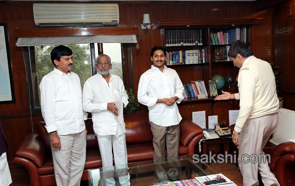 ys jagan meets central railway minister4