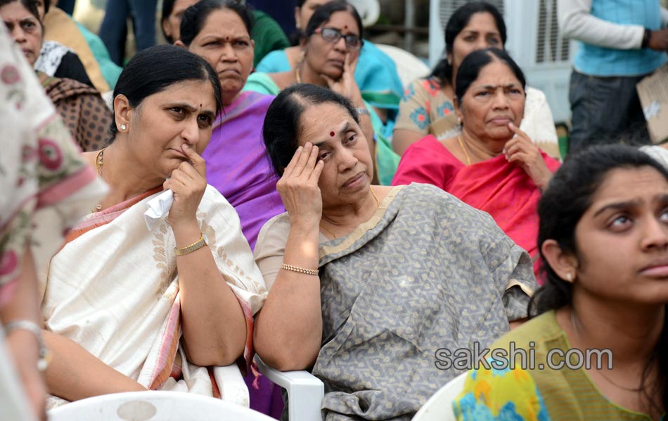 celebrities pay last respects to Dr Rama Naidu - Sakshi42