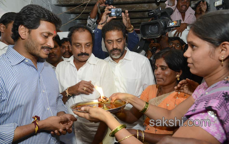 Ys jagan raithu bharosa yatra 3rd day - Sakshi2