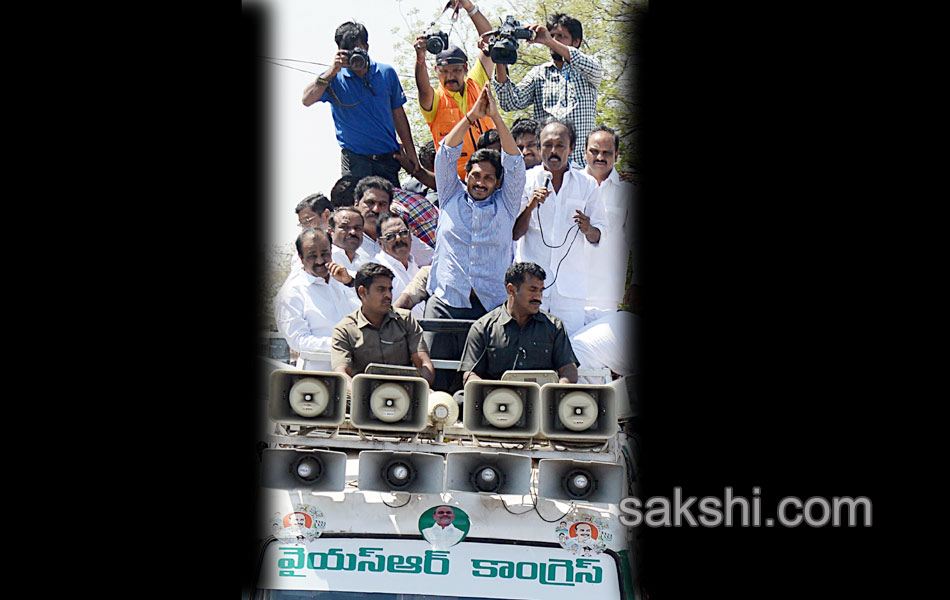 Ys jagan raithu bharosa yatra 3rd day - Sakshi4