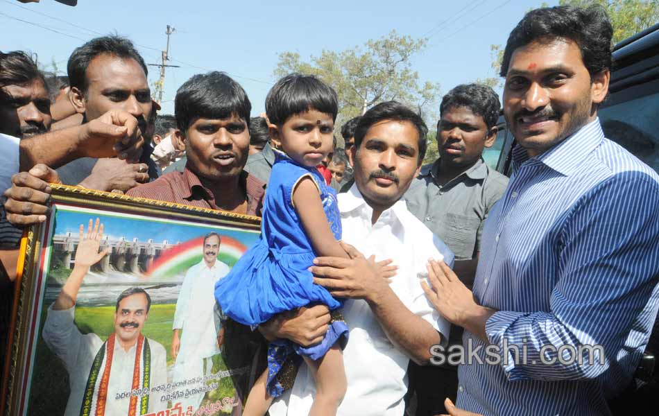 Ys jagan raithu bharosa yatra 3rd day - Sakshi10