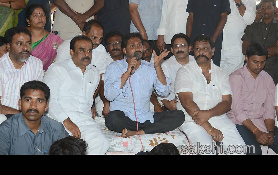 YS Jagan raithu Barosa Yatra - Sakshi1