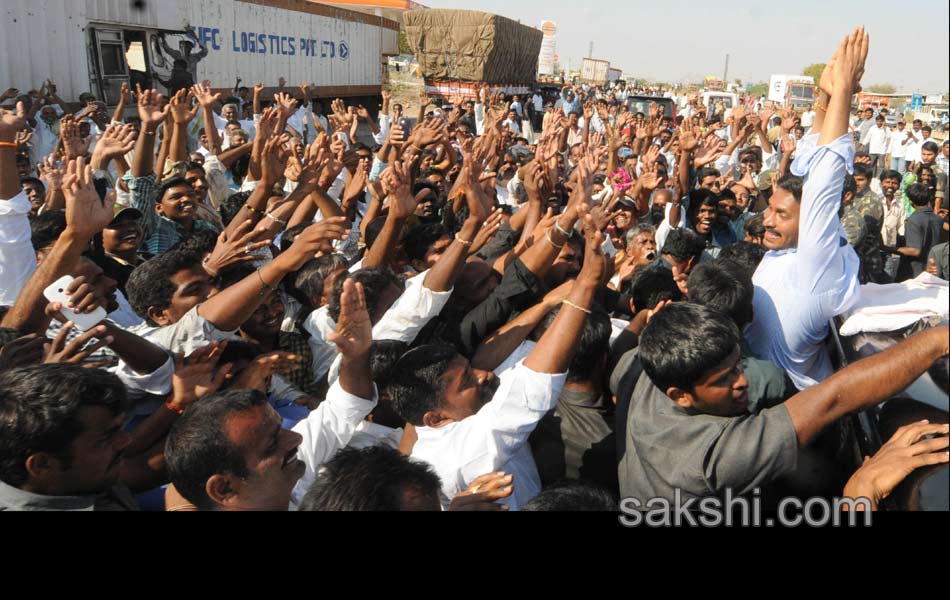 YS Jagan raithu Barosa Yatra - Sakshi3