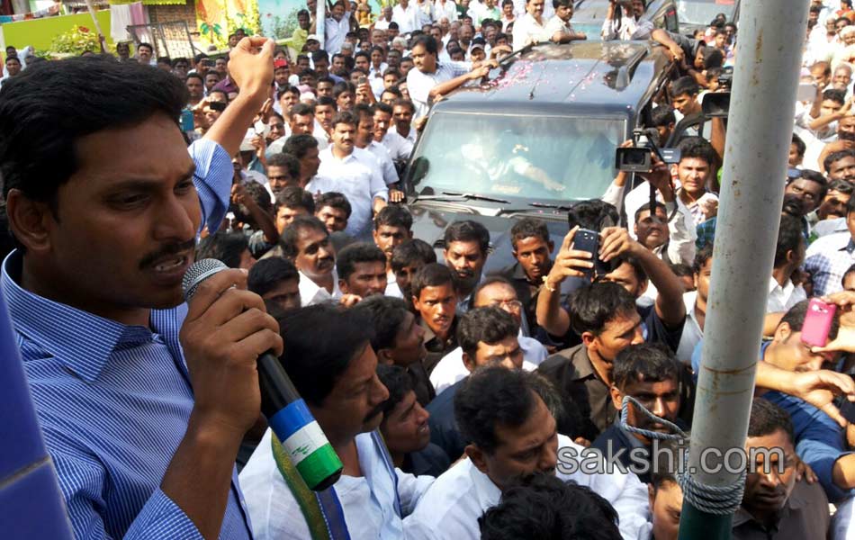 ys jagan mohan reddy visit in andrapradesh capital villages - Sakshi8
