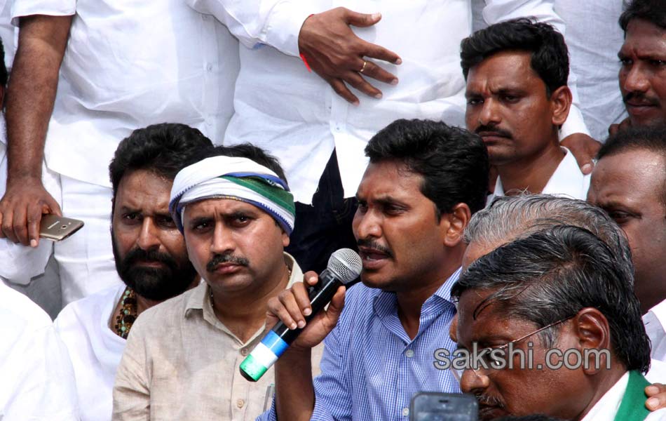 ys jagan mohan reddy visit in andrapradesh capital villages - Sakshi11