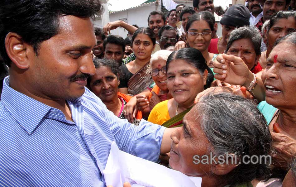ys jagan mohan reddy visit in andrapradesh capital villages - Sakshi15